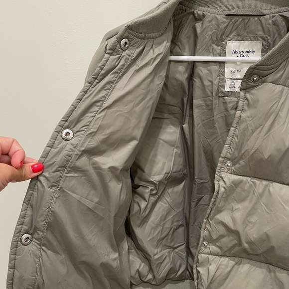 Abercrombie and Fitch Sage Green Puffer Cropped Jacket - Picture 9 of 10
